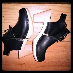 (Bryr) NWOT Closed toed Sophie Clogs 37